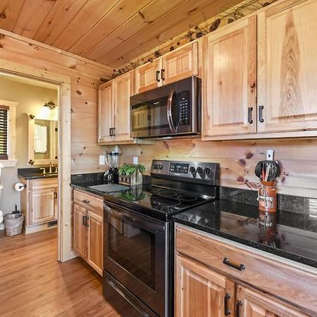 Walnut Ridge Cabin. Sleeps 7-11! Hot Tub, Pool Table, Minutes To Downtown Gatlinburg! المظهر الخارجي الصورة
