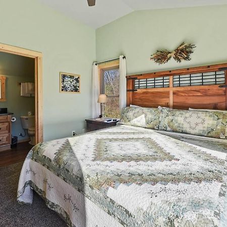 Walnut Ridge Cabin. Sleeps 7-11! Hot Tub, Pool Table, Minutes To Downtown Gatlinburg! المظهر الخارجي الصورة