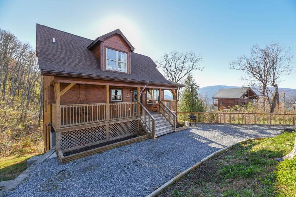 Walnut Ridge Cabin. Sleeps 7-11! Hot Tub, Pool Table, Minutes To Downtown Gatlinburg! المظهر الخارجي الصورة