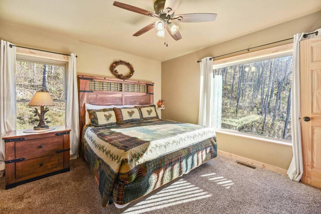 Walnut Ridge Cabin. Sleeps 7-11! Hot Tub, Pool Table, Minutes To Downtown Gatlinburg! المظهر الخارجي الصورة