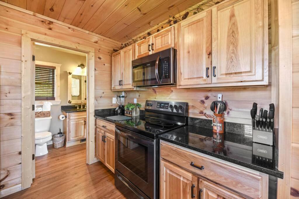 Walnut Ridge Cabin. Sleeps 7-11! Hot Tub, Pool Table, Minutes To Downtown Gatlinburg! المظهر الخارجي الصورة