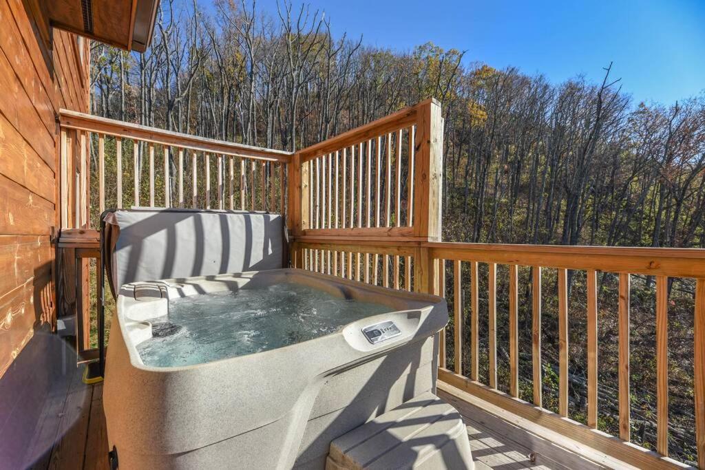 Walnut Ridge Cabin. Sleeps 7-11! Hot Tub, Pool Table, Minutes To Downtown Gatlinburg! المظهر الخارجي الصورة