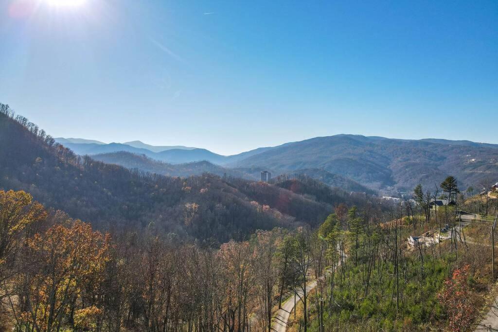 Walnut Ridge Cabin. Sleeps 7-11! Hot Tub, Pool Table, Minutes To Downtown Gatlinburg! المظهر الخارجي الصورة