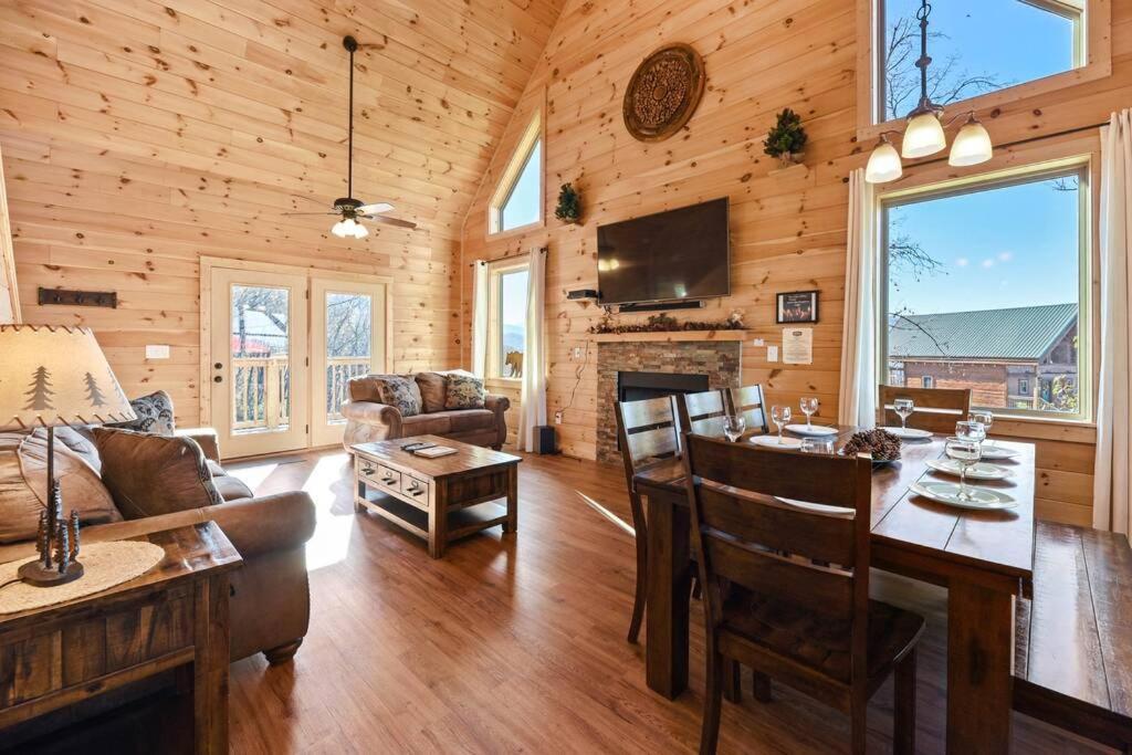 Walnut Ridge Cabin. Sleeps 7-11! Hot Tub, Pool Table, Minutes To Downtown Gatlinburg! المظهر الخارجي الصورة