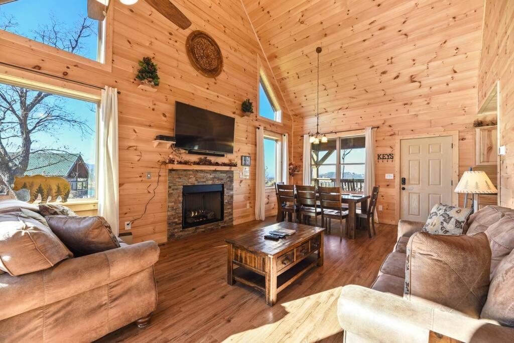 Walnut Ridge Cabin. Sleeps 7-11! Hot Tub, Pool Table, Minutes To Downtown Gatlinburg! المظهر الخارجي الصورة