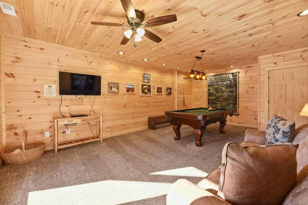 Walnut Ridge Cabin. Sleeps 7-11! Hot Tub, Pool Table, Minutes To Downtown Gatlinburg! المظهر الخارجي الصورة