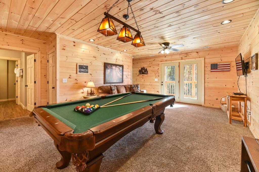 Walnut Ridge Cabin. Sleeps 7-11! Hot Tub, Pool Table, Minutes To Downtown Gatlinburg! المظهر الخارجي الصورة