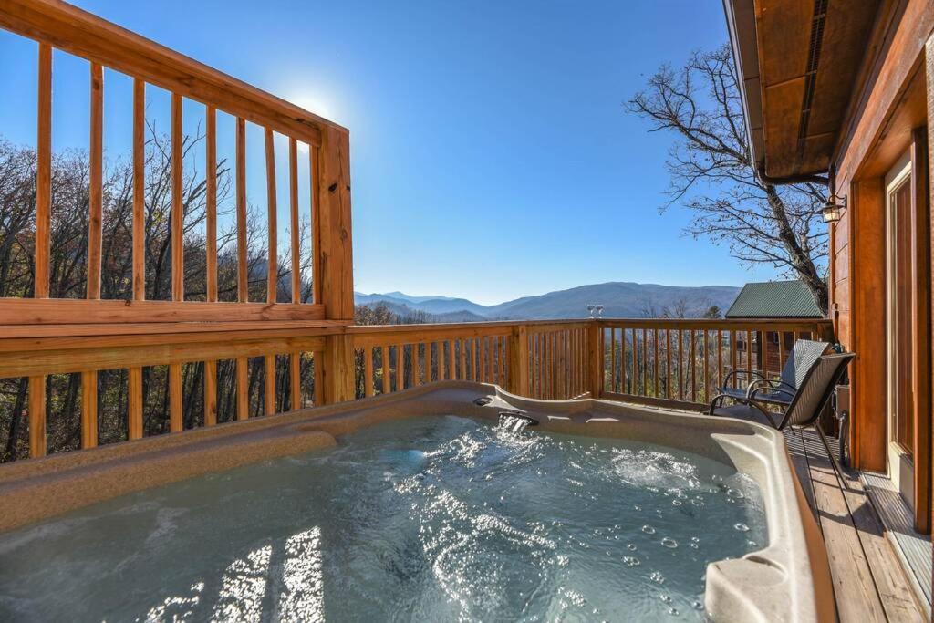 Walnut Ridge Cabin. Sleeps 7-11! Hot Tub, Pool Table, Minutes To Downtown Gatlinburg! المظهر الخارجي الصورة
