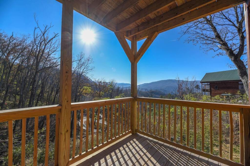 Walnut Ridge Cabin. Sleeps 7-11! Hot Tub, Pool Table, Minutes To Downtown Gatlinburg! المظهر الخارجي الصورة