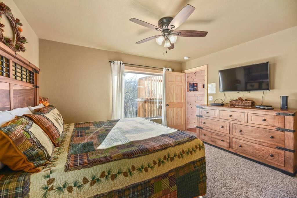 Walnut Ridge Cabin. Sleeps 7-11! Hot Tub, Pool Table, Minutes To Downtown Gatlinburg! المظهر الخارجي الصورة