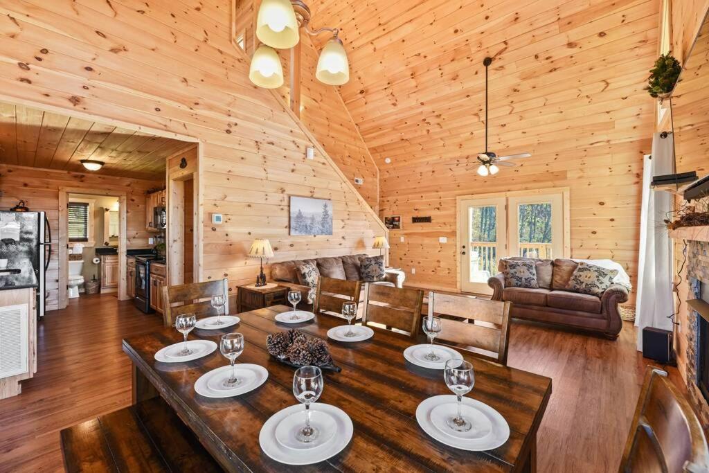 Walnut Ridge Cabin. Sleeps 7-11! Hot Tub, Pool Table, Minutes To Downtown Gatlinburg! المظهر الخارجي الصورة