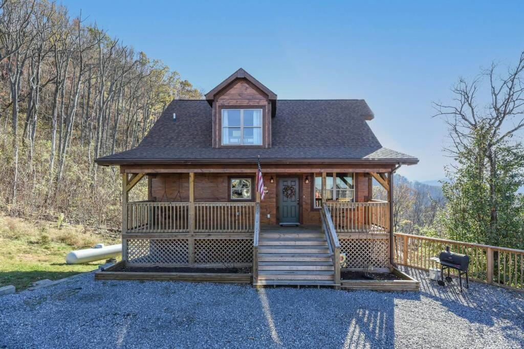 Walnut Ridge Cabin. Sleeps 7-11! Hot Tub, Pool Table, Minutes To Downtown Gatlinburg! المظهر الخارجي الصورة