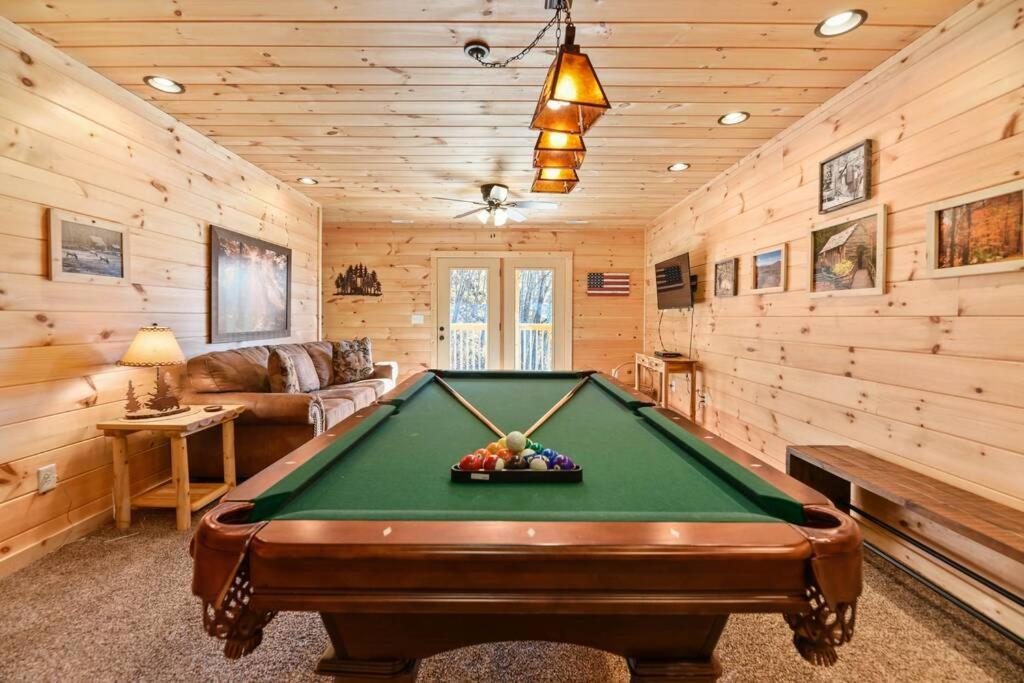 Walnut Ridge Cabin. Sleeps 7-11! Hot Tub, Pool Table, Minutes To Downtown Gatlinburg! المظهر الخارجي الصورة