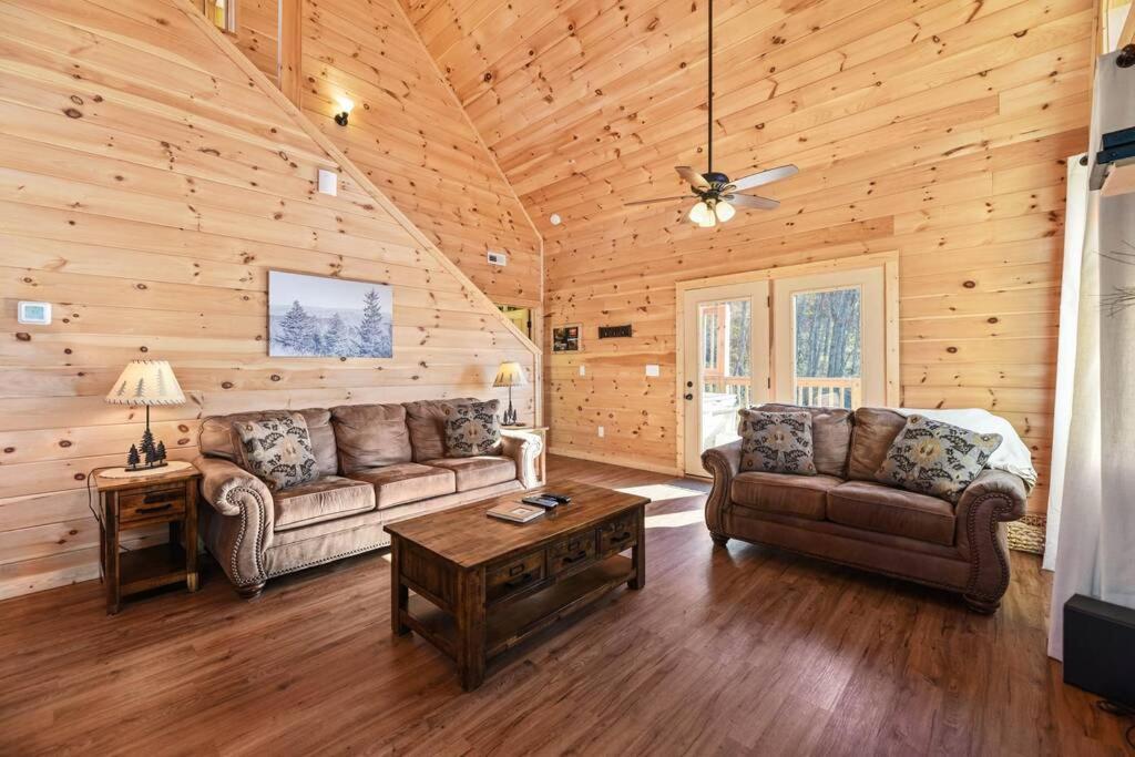 Walnut Ridge Cabin. Sleeps 7-11! Hot Tub, Pool Table, Minutes To Downtown Gatlinburg! المظهر الخارجي الصورة