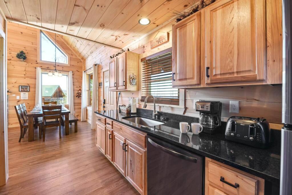 Walnut Ridge Cabin. Sleeps 7-11! Hot Tub, Pool Table, Minutes To Downtown Gatlinburg! المظهر الخارجي الصورة