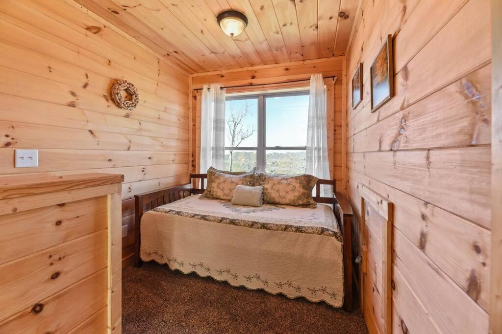 Walnut Ridge Cabin. Sleeps 7-11! Hot Tub, Pool Table, Minutes To Downtown Gatlinburg! المظهر الخارجي الصورة