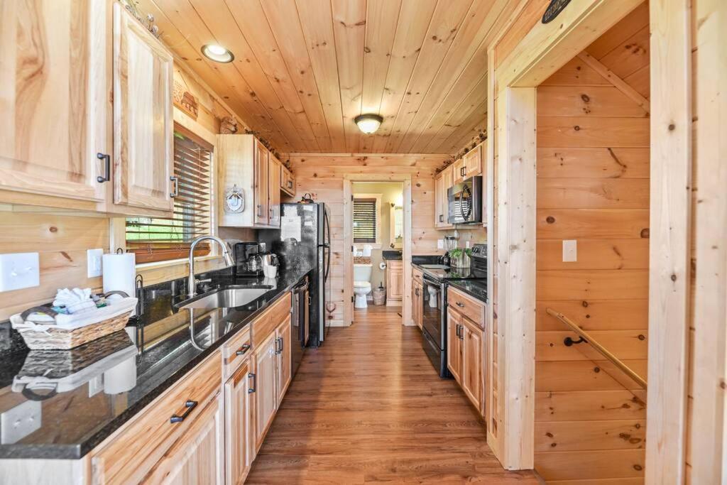 Walnut Ridge Cabin. Sleeps 7-11! Hot Tub, Pool Table, Minutes To Downtown Gatlinburg! المظهر الخارجي الصورة