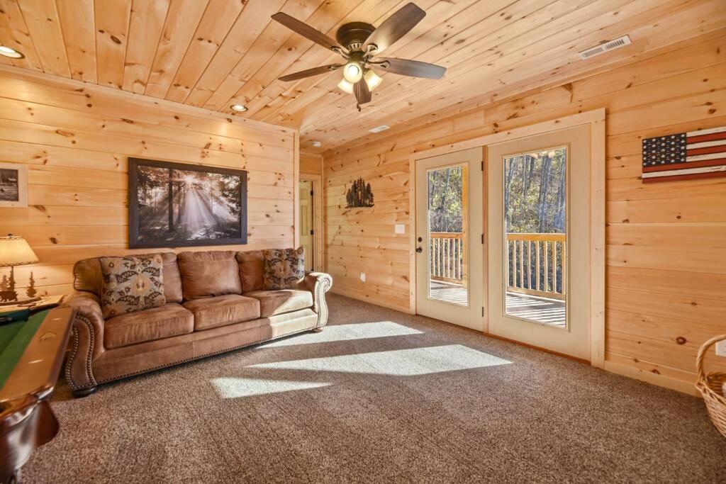 Walnut Ridge Cabin. Sleeps 7-11! Hot Tub, Pool Table, Minutes To Downtown Gatlinburg! المظهر الخارجي الصورة