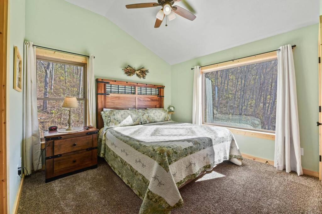 Walnut Ridge Cabin. Sleeps 7-11! Hot Tub, Pool Table, Minutes To Downtown Gatlinburg! المظهر الخارجي الصورة