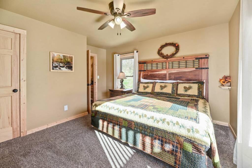 Walnut Ridge Cabin. Sleeps 7-11! Hot Tub, Pool Table, Minutes To Downtown Gatlinburg! المظهر الخارجي الصورة