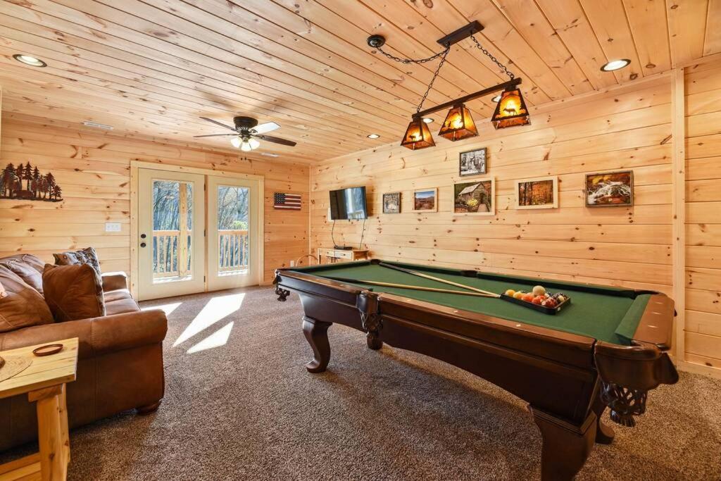 Walnut Ridge Cabin. Sleeps 7-11! Hot Tub, Pool Table, Minutes To Downtown Gatlinburg! المظهر الخارجي الصورة