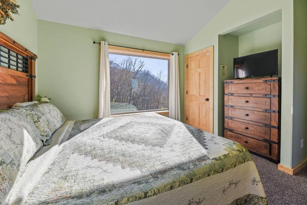 Walnut Ridge Cabin. Sleeps 7-11! Hot Tub, Pool Table, Minutes To Downtown Gatlinburg! المظهر الخارجي الصورة